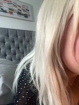 Bustyblondebabe32's Live XXX Chat