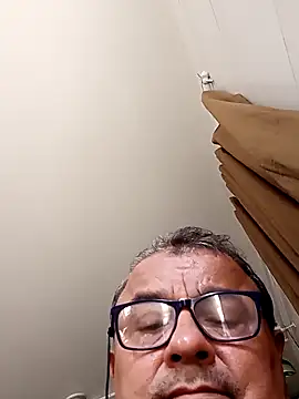 Misterymem63: διαδικτυακό σόου στην κάμερα