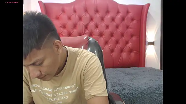 DominantBoy4 Webcam Show