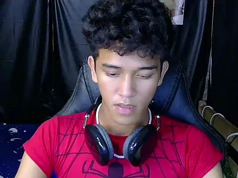 Webkamerová show hugekenbigcock