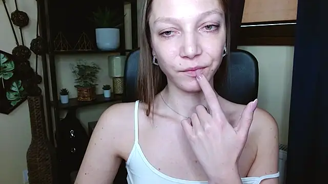 EmillyPlay Adlı Modelin Canlı XXX Sohbeti