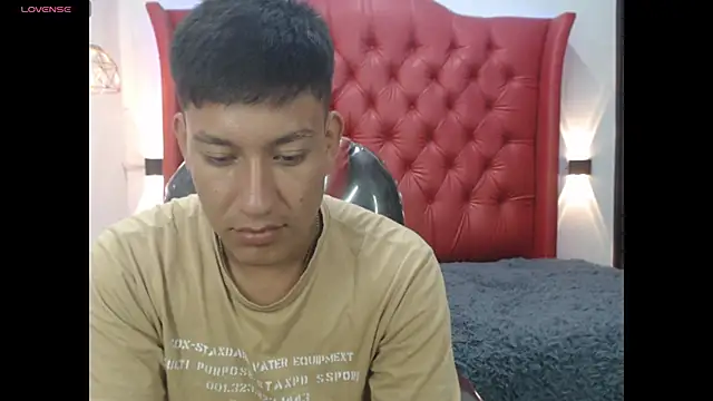 Show modela DominantBoy4 na web-kameri