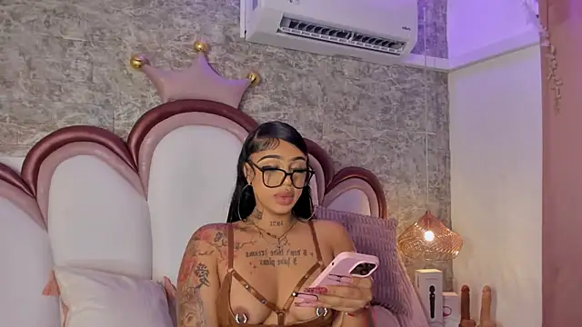 Mia_Jansen: διαδικτυακό σόου στην κάμερα