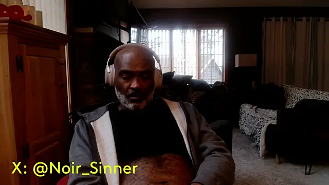 sinnernoir: διαδικτυακό σόου στην κάμερα