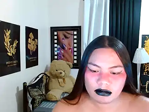 TSbrianaHugeCock webkamerás műsora