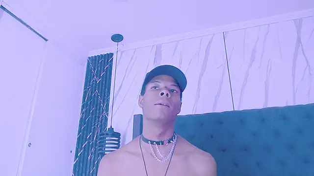 Show modela Santiago_Ortiz_ na web-kameri