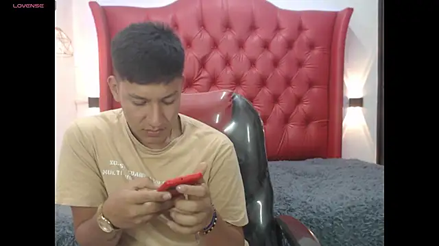 DominantBoy4 live XXX chat