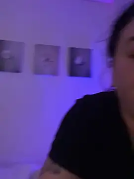 HeyBABYGIRL: διαδικτυακό σόου στην κάμερα