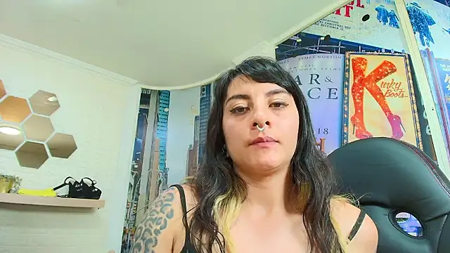 Naughty_KittenmのライブXXXチャット