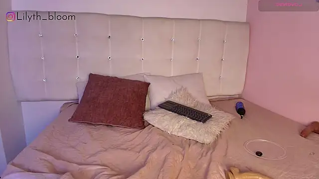 lilyth_bloom élő XXX-chatje