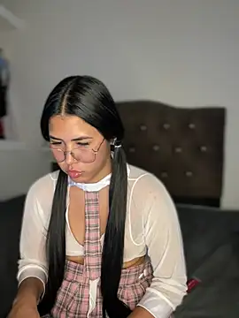 alysson_18 Adlı Modelin Canlı XXX Sohbeti