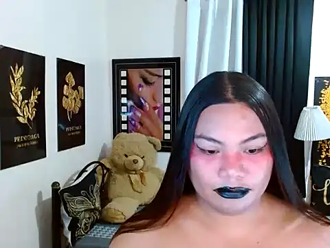 Show modela TSbrianaHugeCock na web-kameri