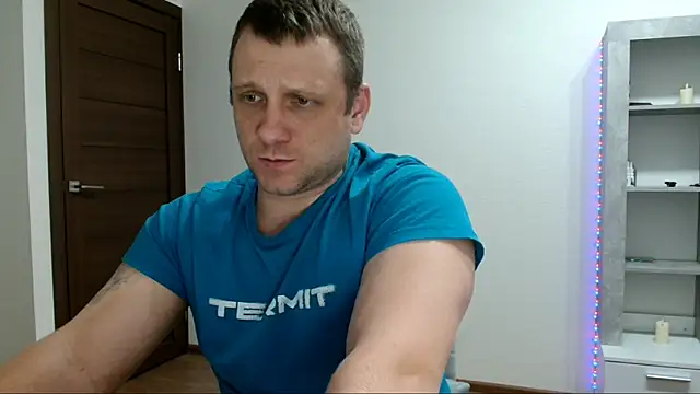 Show modela B-L-O-N-D na web-kameri