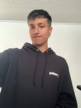 Milan_Bach: διαδικτυακό σόου στην κάμερα