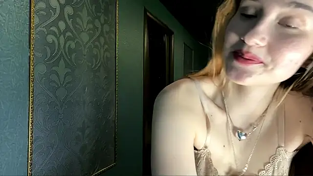 CarmelaLiebherr Adlı Modelin Canlı XXX Sohbeti