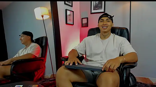 ronnie_crafored: διαδικτυακό σόου στην κάμερα