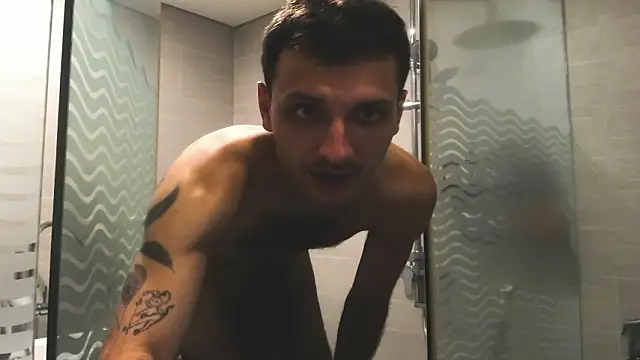 DarkRogue19: διαδικτυακό σόου στην κάμερα