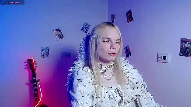 Emily_Nyaffee Show in webcam