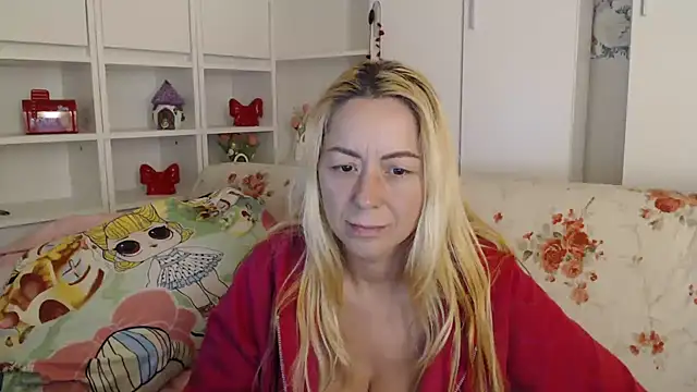 _karolynesyera_'s Live XXX Chat