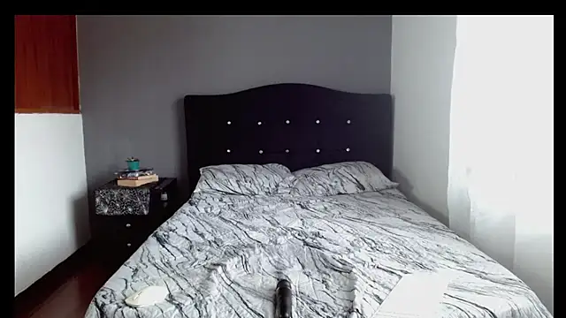 Emilia_1995 live XXX chat