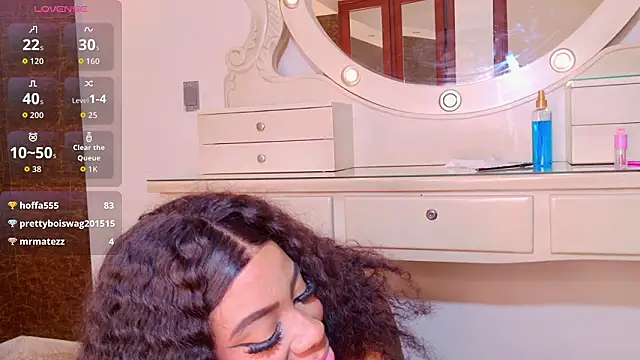 loana_vegas' Webcam Show