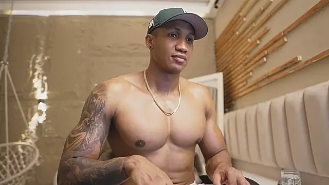 Logan_Varela Show in webcam