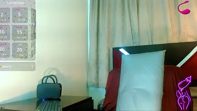 katha_Crawford Show in webcam