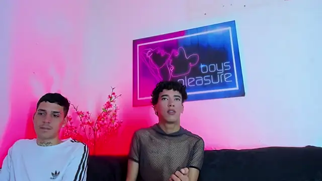 Pleasure_boys_hot Live XXX-Chat