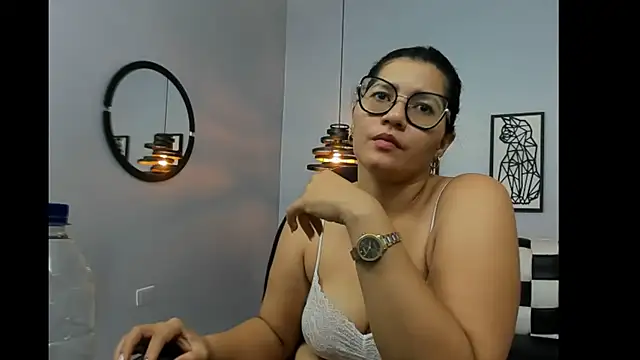 Mia_Curvyy Adlı Modelin Canlı XXX Sohbeti