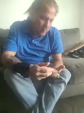 Pertunjukan Kamera Web yourMasterisBored