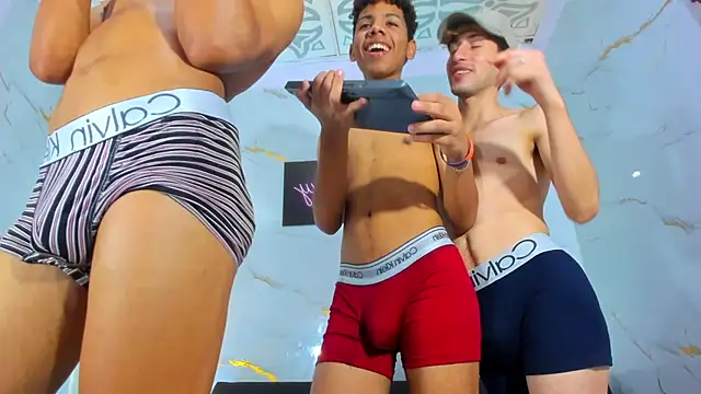 Pokazy przed kamerką – Spicy_guys