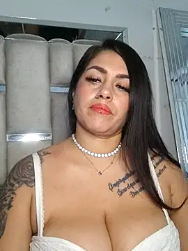 Chatroom XXX en direct de chelaqueen_