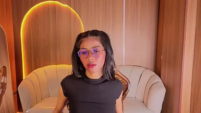 Alina_b_ Adlı Modelin Canlı XXX Sohbeti