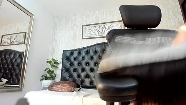 Pertunjukan Kamera Web Lander_Cruz