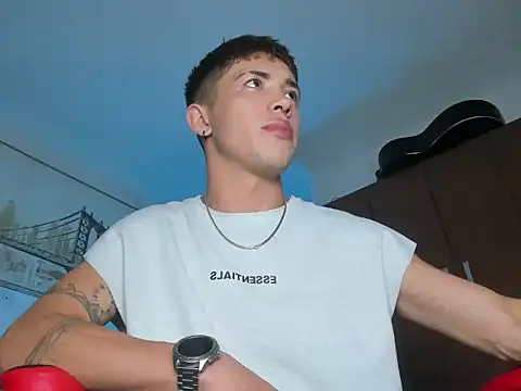 noahsaint: διαδικτυακό σόου στην κάμερα