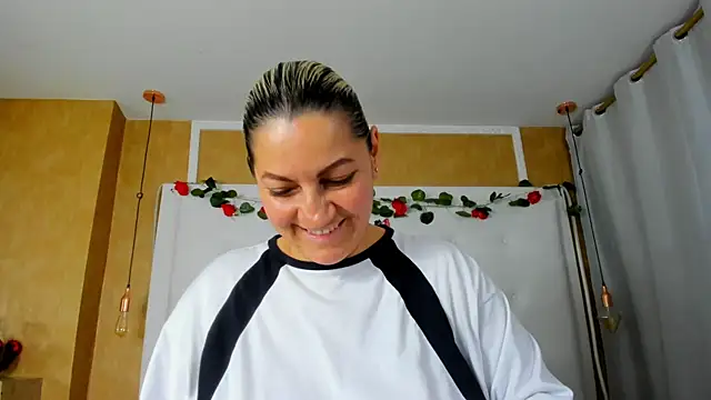 Chat +18 de Heidy_milf ao vivo