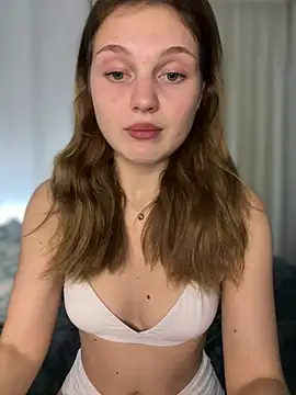 Emaline_Fane Adlı Modelin Canlı XXX Sohbeti