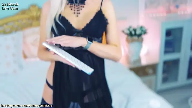 Amoramias' Live XXX Chat