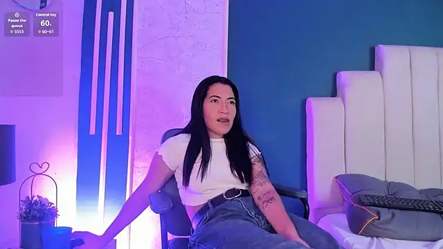 Adrienne__ 即時 XXX 聊天