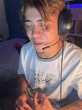 Chatroom XXX en direct de AngelLatinBoy