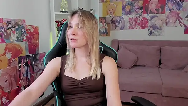 ElaraVoltage élő XXX-chatje