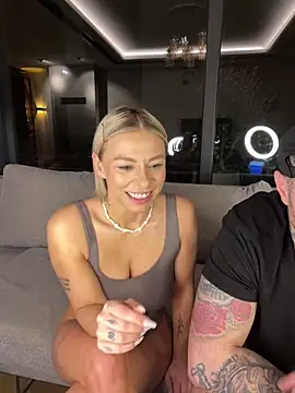 Show modela SexOnMyLvL na web-kameri