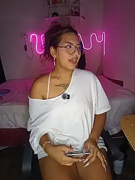 SoftLady_S33's Live XXX Chat