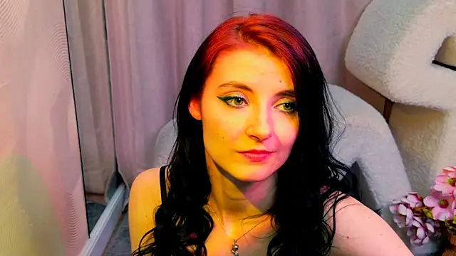 دردشة NicoleLuxe الجنسية المباشرة