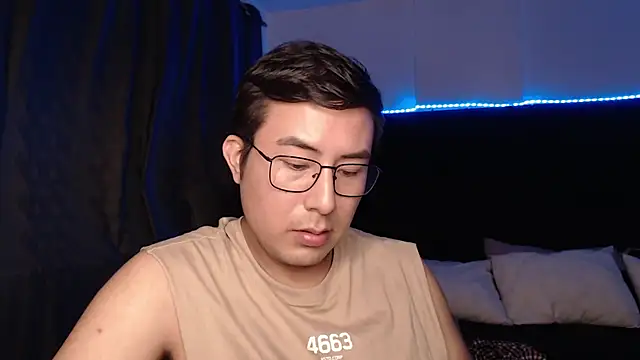 Show modela andrewmhilton_ na web-kameri