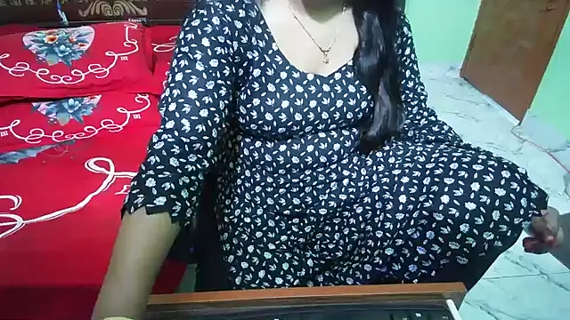 BengaliQueenStar Adlı Modelin Canlı XXX Sohbeti