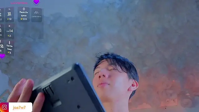 Levii_Ackermann: διαδικτυακό σόου στην κάμερα