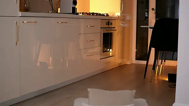 ElaraShine: απευθείας συνομιλία ΧΧΧ