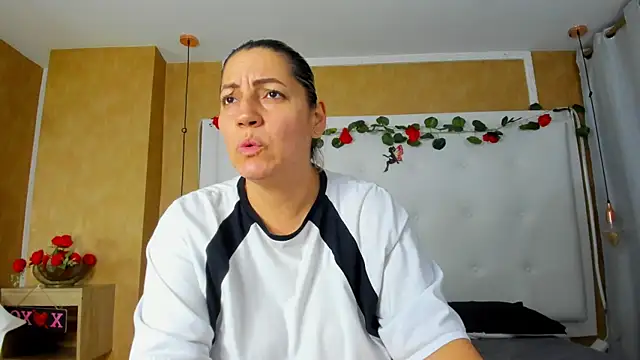 Heidy_milf live XXX chat