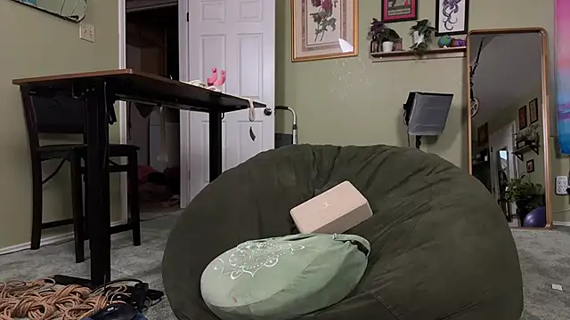 MirandaFlowers: διαδικτυακό σόου στην κάμερα